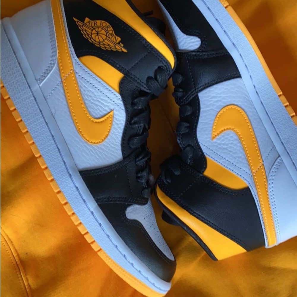 Jordan Women’s 9/Mens 7.5 Laser Orange/White/Black